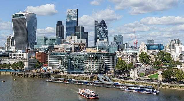 Fotó: London látképe a Tower-hídról, Anglia. A kép illusztrációként szolgál Pragmatic Tutor (angoltanár / magántanár) weboldalán.
